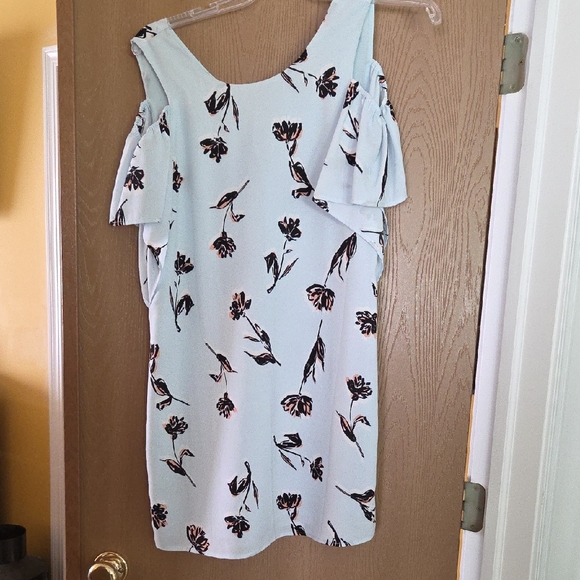 C&E Dresses & Skirts - c & e Cold Shoulder Dress with Flutter Sleeves...fully Lined, Size Med